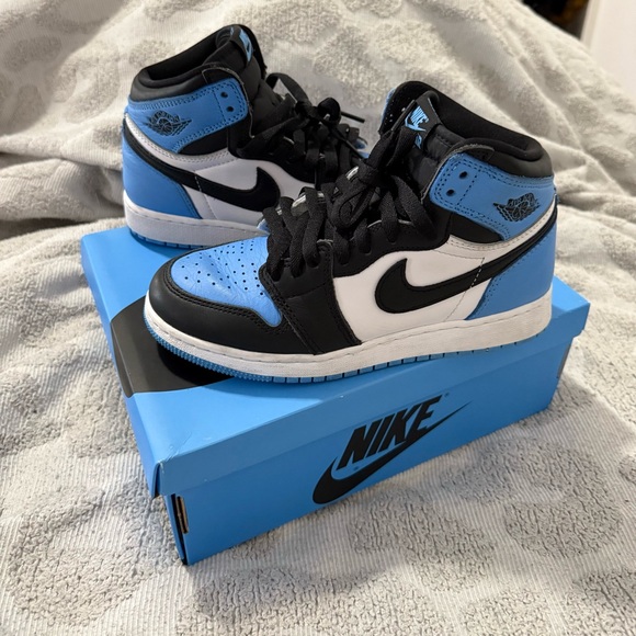 Nike Blue and Black Sneakers with High-Top Design and Perforated Toe Box - Picture 9 of 10